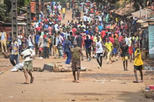 Deux morts dans des manifestations contre une soci...